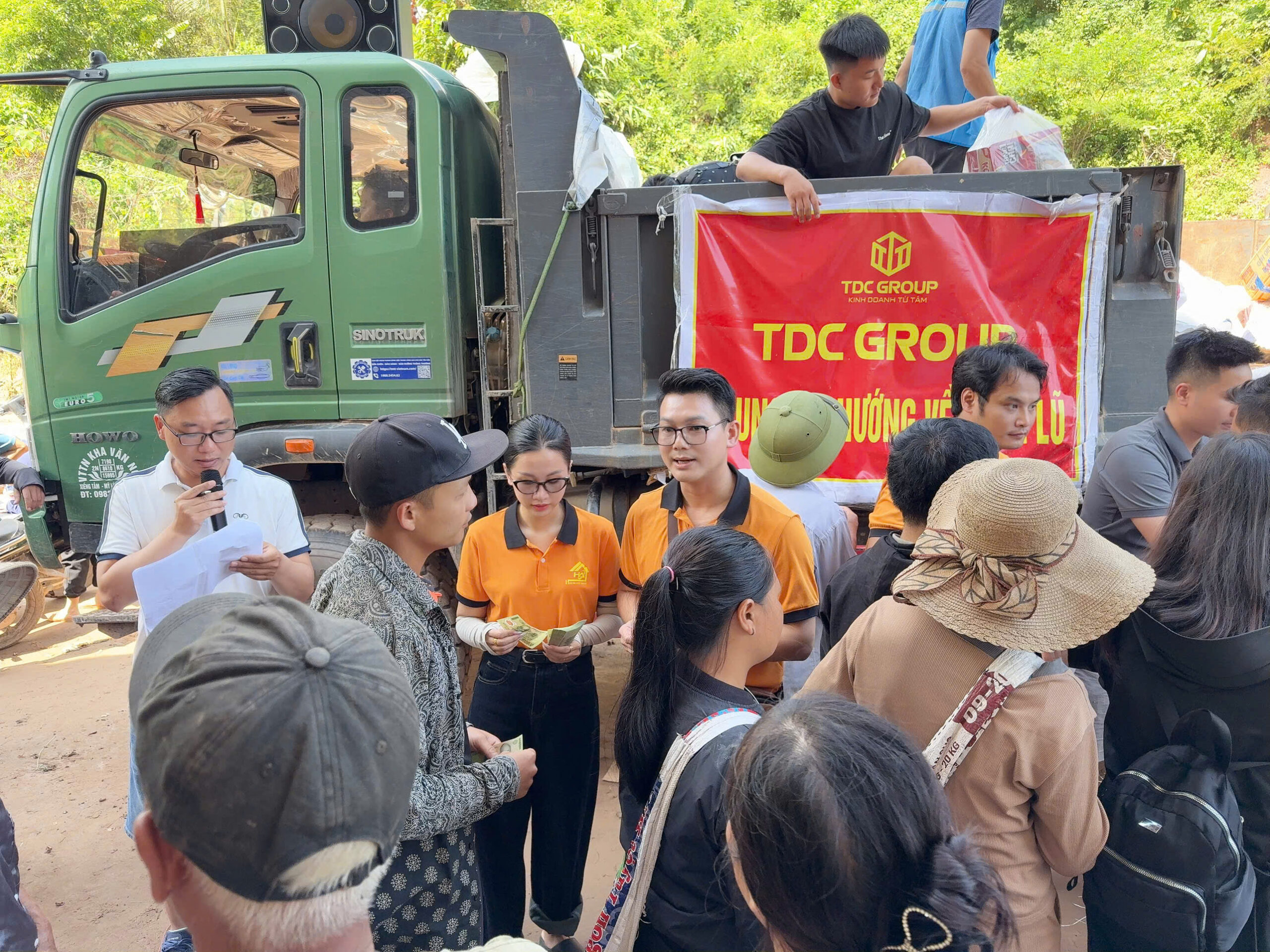 Hoàng Ánh chung tay cùng bà con vùng lũ Nghệ An
