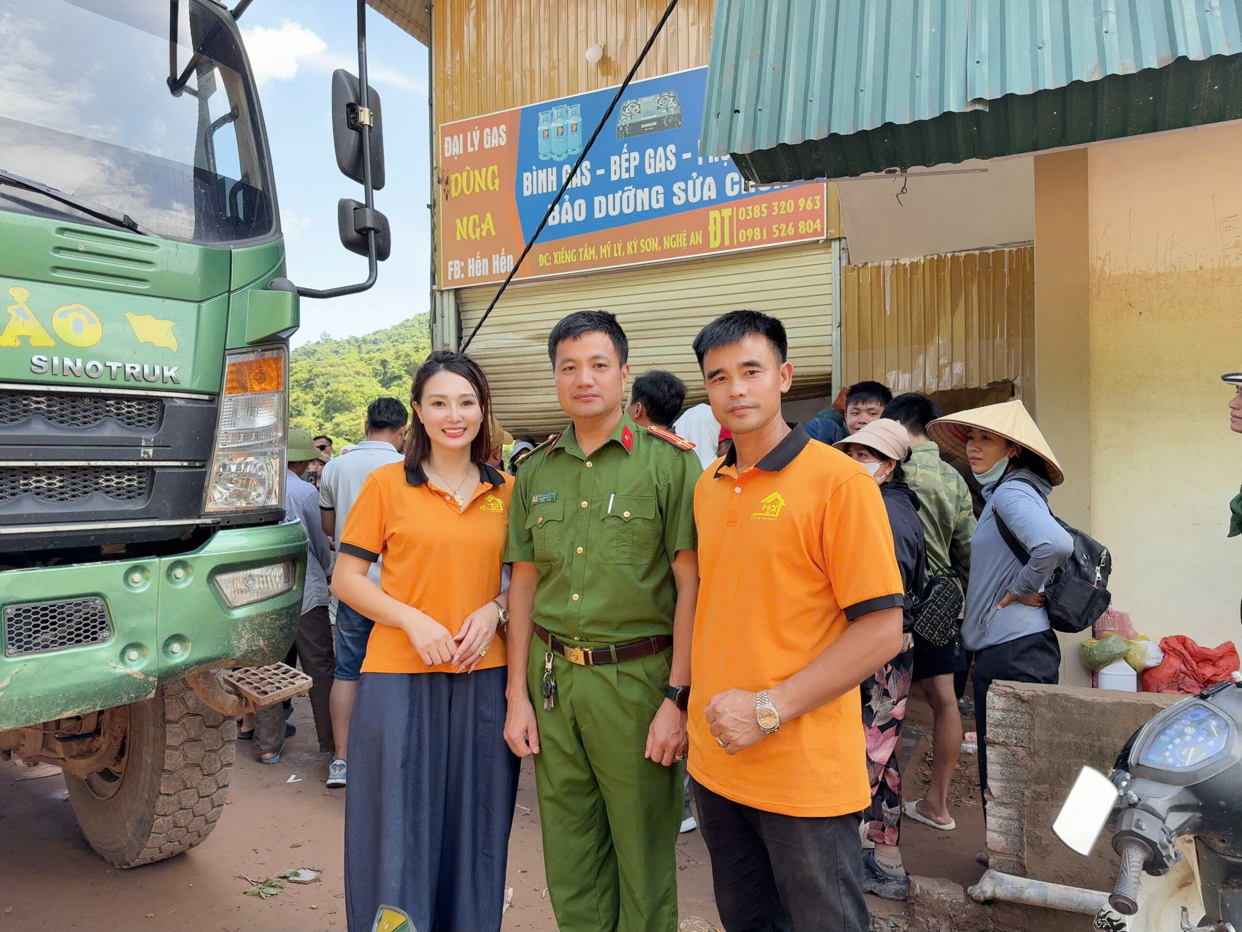 Hoàng Ánh chung tay cùng bà con vùng lũ Nghệ An