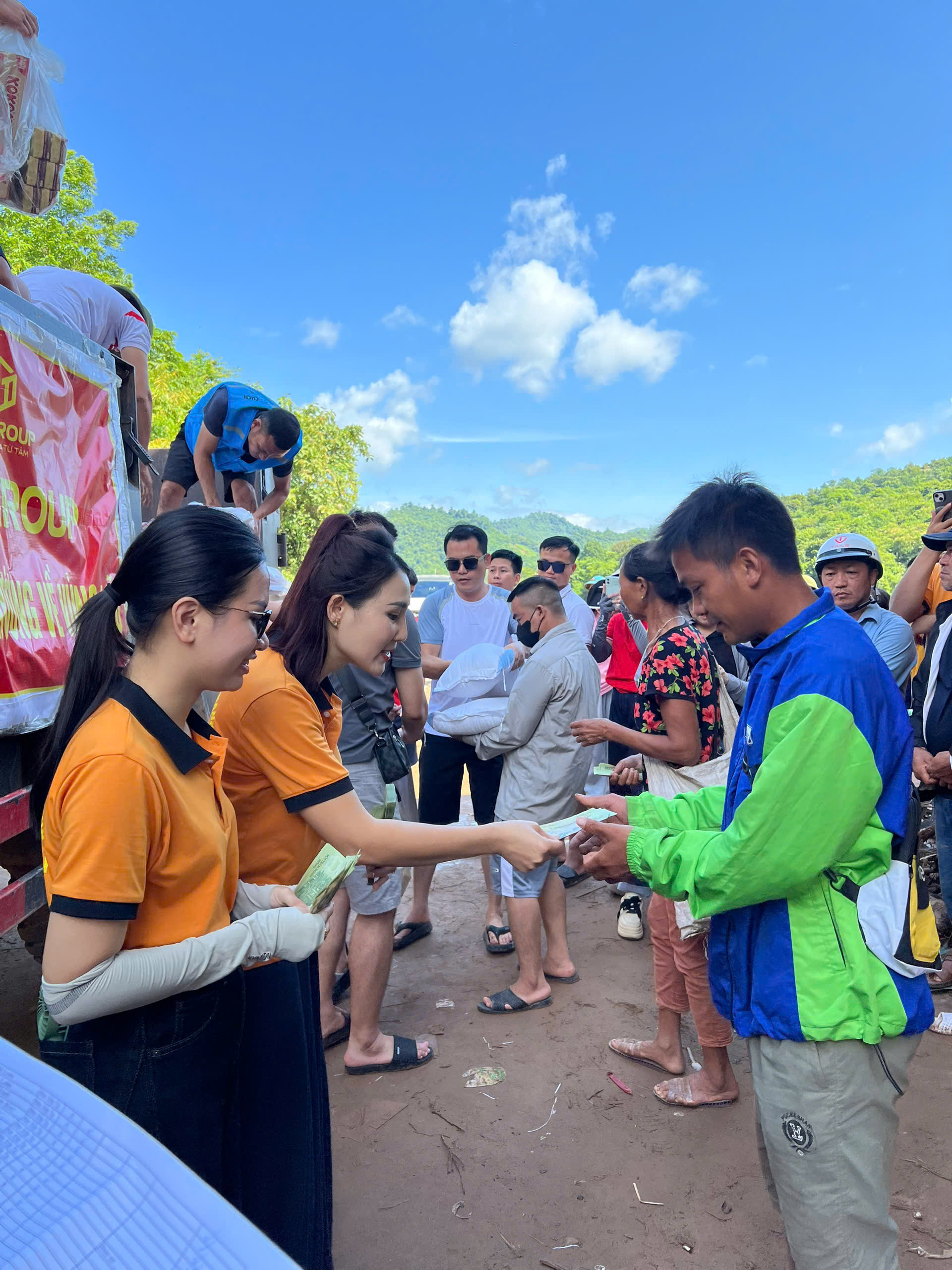 Hoàng Ánh chung tay cùng bà con vùng lũ Nghệ An