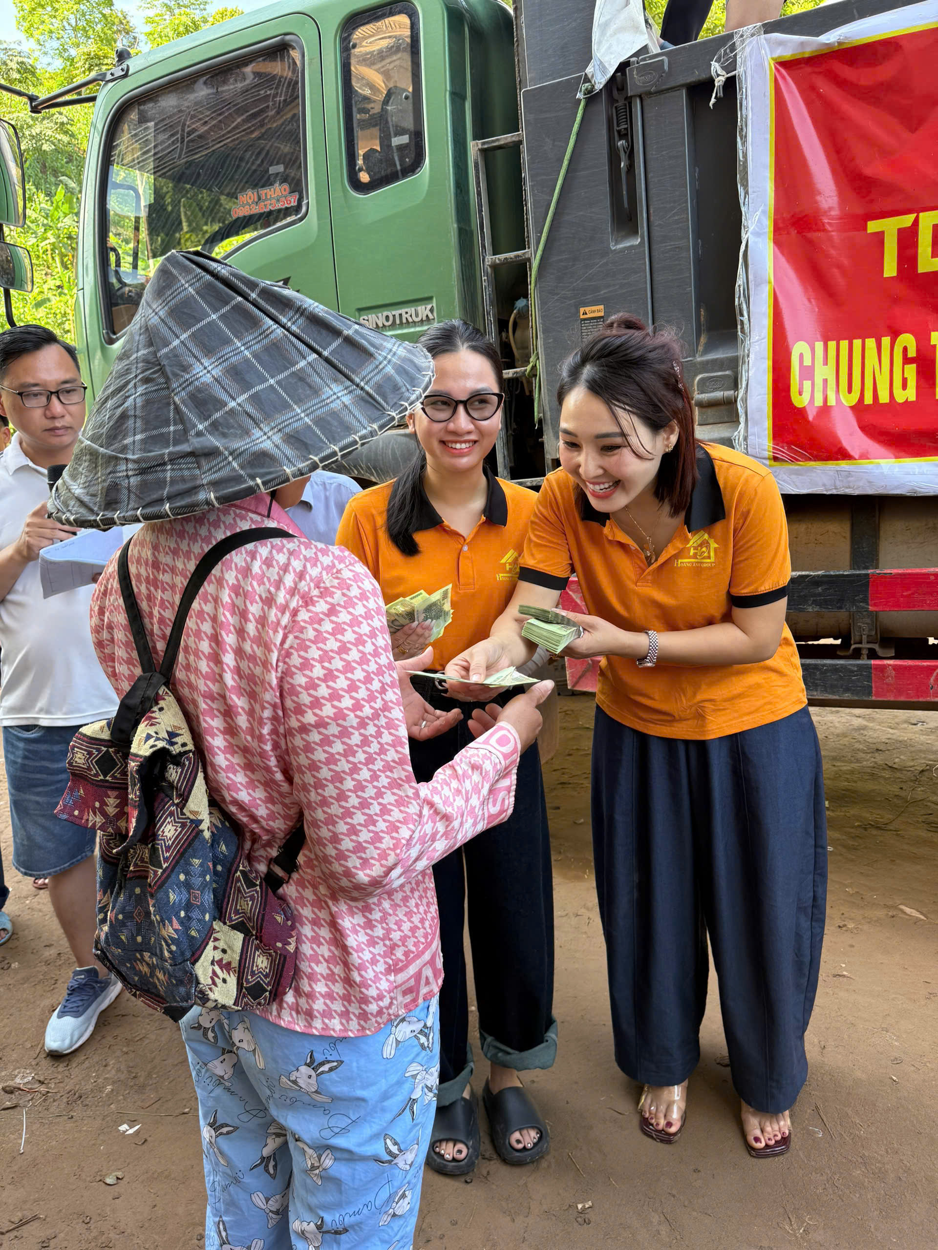 Hoàng Ánh chung tay cùng bà con vùng lũ Nghệ An