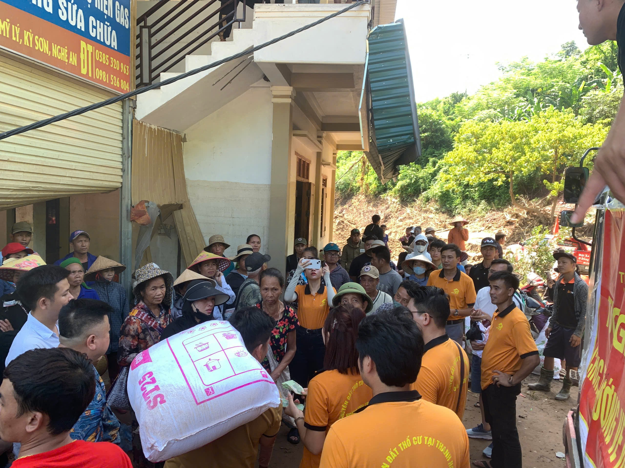 Hoàng Ánh chung tay cùng bà con vùng lũ Nghệ An